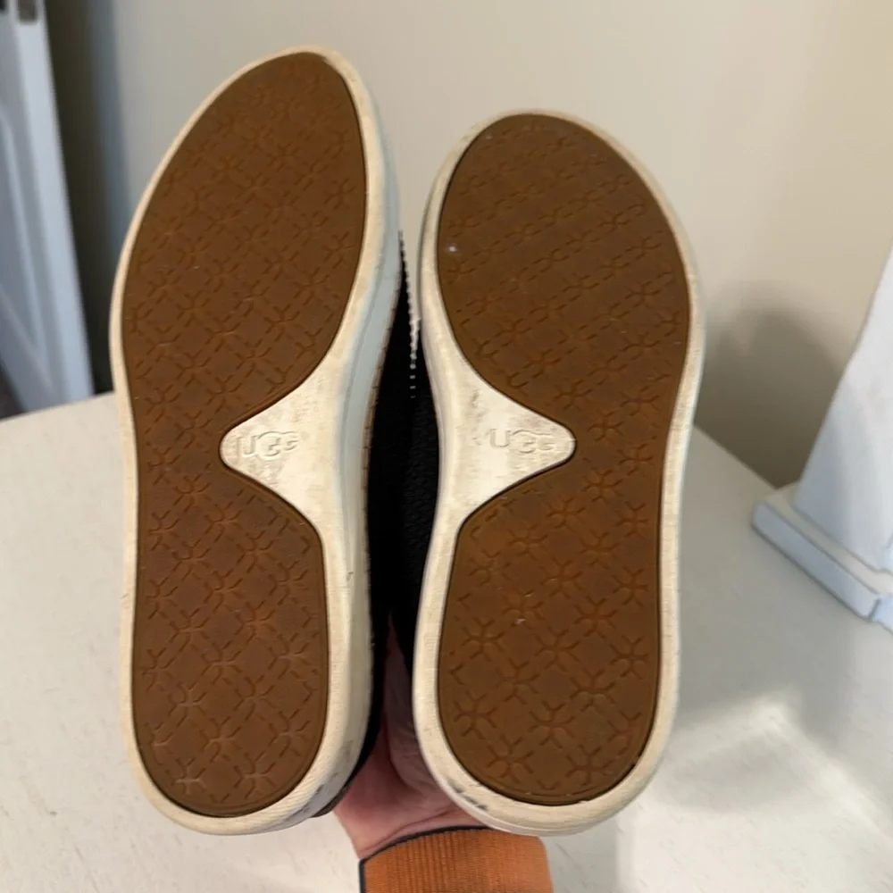 UGG Women’s Sydney Mesh Black and Tan Sneakers with Upper Lace Design / Size 6.5